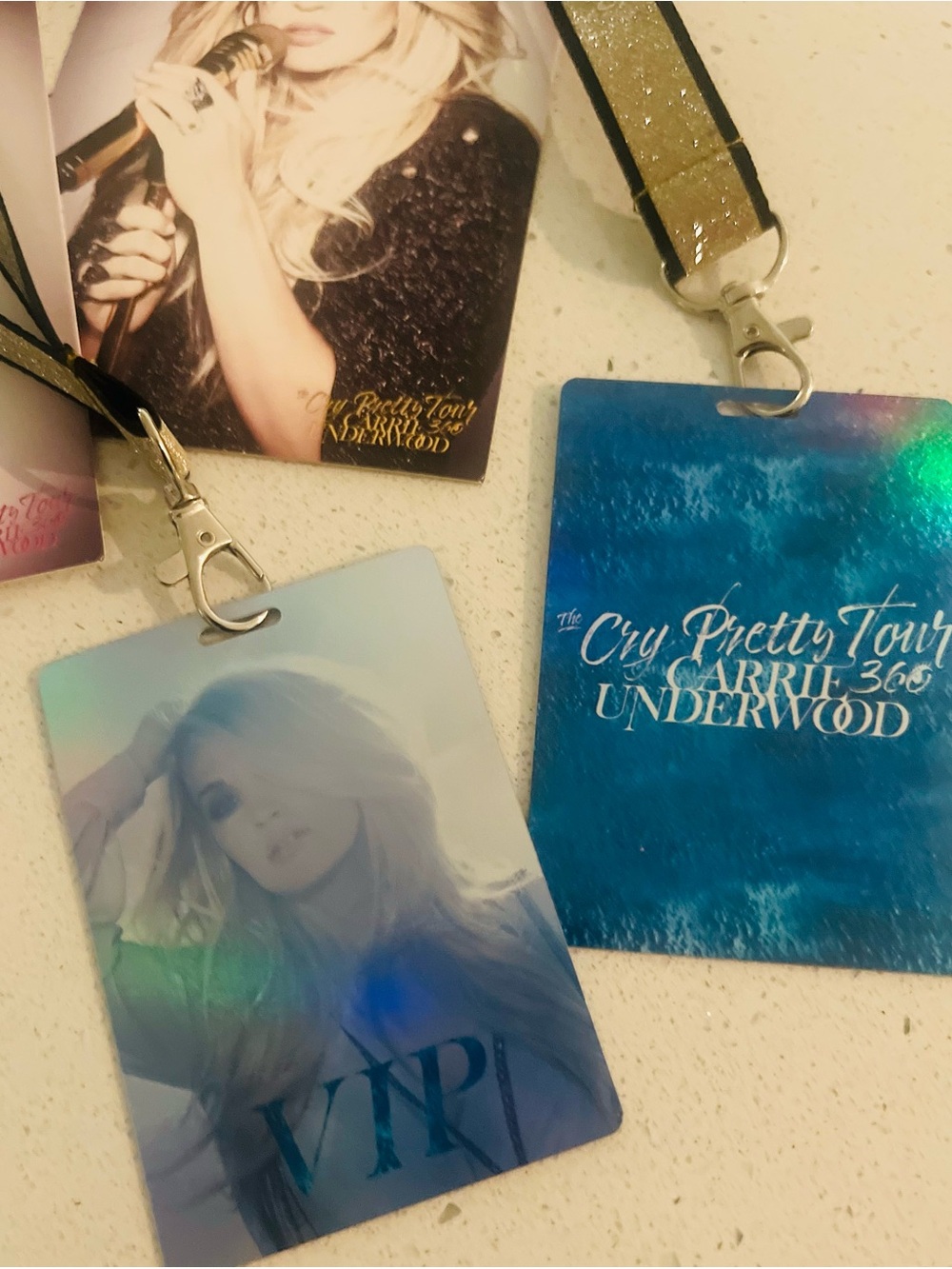2 Carrie Underwood VIP Lanyards in tin with 4 portrait postcards. New condition - Picture 3 of 5